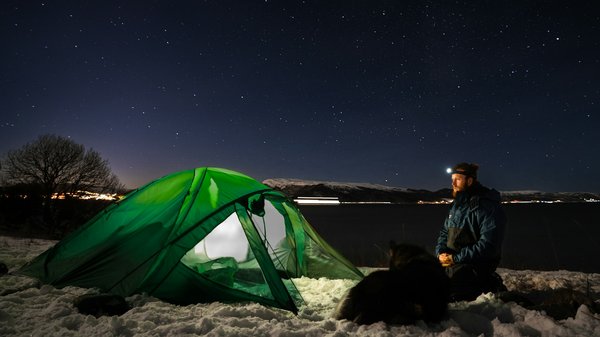 Quels sont les équipements indispensables pour un camping en région de fjords en hiver?