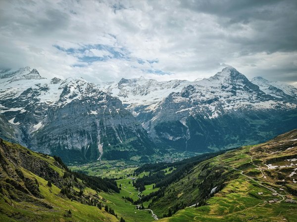Quels conseils pour une randonnée en toute sécurité dans les montagnes du Jura, Suisse?