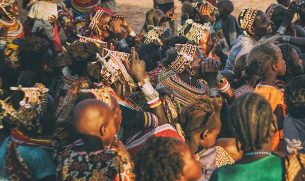 Comment découvrir les traditions textiles des tribus Massai au Kenya : ateliers et visites ?